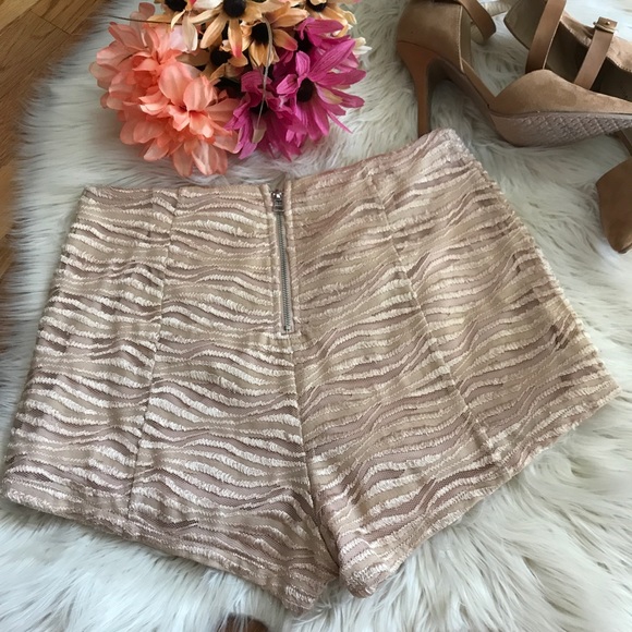 BEIGE HOT SHORTS | High waisted back zip - Picture 3 of 8